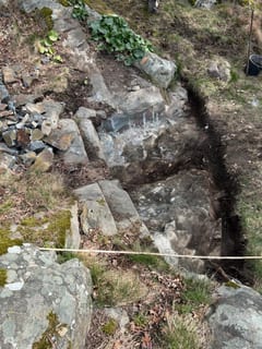 Urgrävd grundyta för jordkällaren mellan berg och terräng. Urgrävd grundyta för jordkällaren mellan berg och terräng.