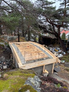 Stagad och kantformad takyta på den murade jordkällaren. Stagad och kantformad takyta på den murade jordkällaren.